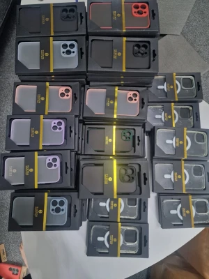 Stort parti mobilskal i olika färger - Partiförsäljning – Mobilskal & Tillbehör – Butiksparti Stort parti mobiltillbehör säljes i ett paket. Perfekt för butik, marknadsförsäljning eller vidareförsäljning online. 📦 Innehåll  100 st plånboksfodral (flip cases) 140+ mobilskal (iPhone 14 / 15 / 16) modeller, Pro, Pro Max, Plus m.m.) Billaddare 35W & 45W USB-C kablar USB-C till iPhone kablar HDMI 4K & 8K kablar Totalt över 270–300 artiklar Allt är nytt och i förpackning.Blandade modeller och färger.💰 Pris: 11 000 pris går och diskuteras 