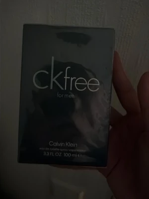 CK Free for Men parfym 100 ml - CK Free for Men från Calvin Klein är en fräsch och maskulin parfym i en stilren, mörkgrå rektangulär flaska. Förpackningen har en modern design med tydlig logga och rymmer 100 ml eau de toilette spray.