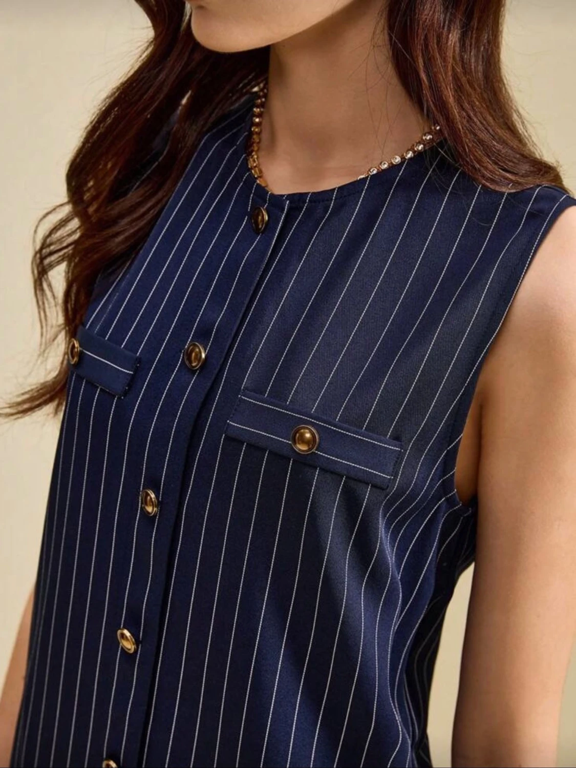 Marinblå ärmlös randig klänning med knappt  - 2