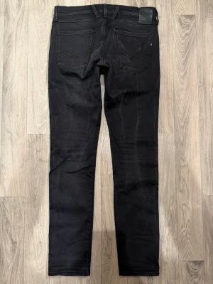 Replay Anbass Hyperflex Jeans Svart W33/L34 - Mycket fint skick. Storlek W33/L34. Mått - Midja: 42,5cm, Ytterbenslängd: 108cm, Benöppning: 16cm. Modellen är 185cm & 65kg. Hör av dig vid funderingar!🤝