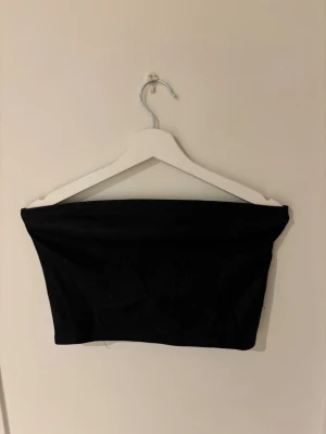 Svart glittrig tubtopp från JJXX - Storlek M, sitter som S/M! Använd 1 gång!