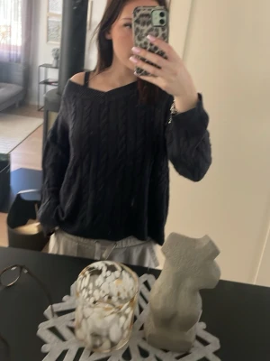 Stickad marinblå tröja - Vet inte vad denna är ifrån köpte från secondhand