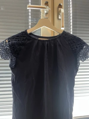 Mörkblå blus - Super gullig blå blus med volang armar med blommor på. Perfekt till sommaren. Säljer då jag inte har plats i min garderob. Storlek 164 med passar xs. Pris kan diskuteras och hör av dig vid frågor! ❣️