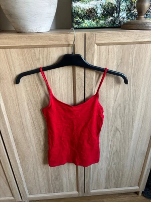 Rött linne - Snygg röd linnetopp från Primark, storlekn är 2XS men jag har XS och S i mina linneb och det är väldigt stretchigt så funkar så med😽 axelbanden är ganska långa men inget man tänker på! Bra skick