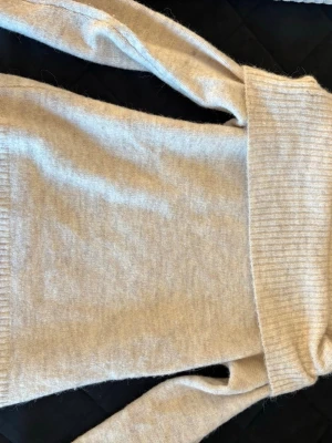Beige stickad polotröja Gina Tricot - Mysig beige stickad polotröja från Gina Tricot. Tröjan har lång ärm, ribbstickad polokrage och är gjord i ett mjukt material som känns skönt mot huden. Perfekt för kyliga dagar och enkel att styla med jeans eller kjol. Säljer eftersom att den inte passar eller används 💞använd 1 gång!