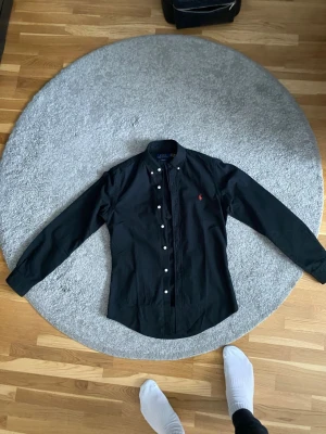 Ralph Lauren skjorta slim fit - Ralph lauren skjorta slim fit, svart. Storlek S