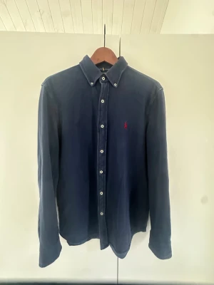 Ralph lauren skjorta - Blå skjorta i skönt material. Inga större defekter. Pris kan diskuteras