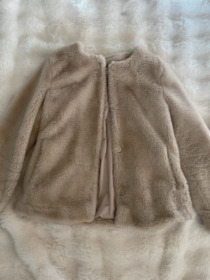 Jacka!🤍😽🫶🏻 - Jag säljer en ”fluffig” jacka med silkes innanför jackan ifrån Zara! 😽🫶🏻 köpte den förra året men har aldrig andvänd men prislapp finns inte kvar!🫶🏻🫶🏻🫶🏻