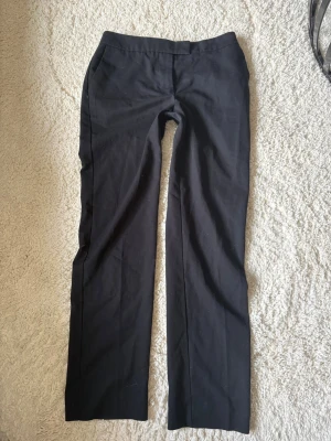 Svarta kostymbyxor från NA-KD - Snygga svarta kostymbyxor från NA-KD med raka ben och lågmidjat. Säljer då dem är för stora
