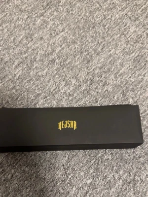 Silverfärgat kedjearmband från Kejsar - Snyggt och stilrent armband från Kejsar i silverfärgad metall med kraftig kedja och lås. Levereras i original svart box med Kejsar-logga i guld. Perfekt för dig som gillar en clean och modern look.