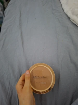 Revolution Mega Bronzer 1 Cool - Säljer en puderbronzer från Revolution i nyansen 1 Cool. Ger en naturligt solkysst look med en kall underton, perfekt för att skulptera ansiktet. Kanten på förpackningen är lite repig längst ut, men har aldrig använt den eller äns öppnat den.