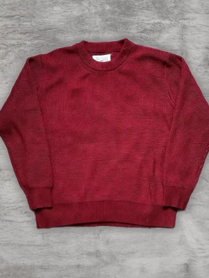 Vin röd Maison Margiela stickad tröja - Sprillans ny Maison Maricela tröja. Hör av er vid minsta lilla fundering!