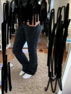 Svarta bootcut jeans - Snygga svarta bootcut jeans med klassisk femficksdesign och hög midja. Jeansen har en lätt utsvängd passform nedtill och är tillverkade i ett denimtyg som ger en cool och avslappnad look. Perfekta till sneakers eller boots.