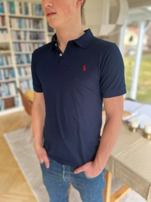 Ralph Lauren pike - Hej, säljer denna snygga Ralph Lauren piken i storlek M!! Är synligt använd men INGA SKADOR😊Hör av dig vid frågor