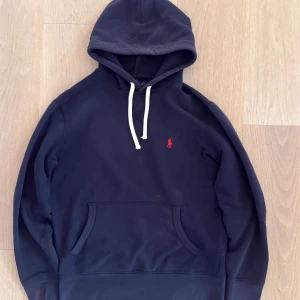 Ralph Lauren Hoodie - Riktigt snygg Ralph Lauren hoodie till salu! Hör gärna av er vid funderingar!😃
