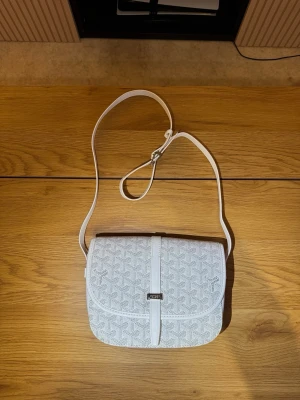 Vit Axelväska G**ard - Aldrig använt, den kommer med oranga påse. Perfekt för dig som gillar axelväskor