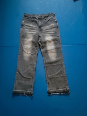 Gråa raka jeans med rå kant - De står S men de känns mer som M