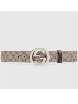 Gg monogram bälte - Snyggt beige bälte från Ggmed klassiskt GG-monogram och stor silverfärgad logga som spänne. Bältet är gjort i skinn och har mörkbruna detaljer. Perfekt accessoar för att lyfta vilken outfit som helst.