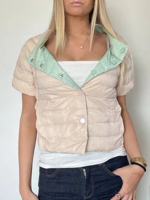 Beige hernolikande jacka  - Följ för likande! Herno liknande ”T-shirt jacka” med trekvartsärm, krage och knappar. Perfekt nu till våren eller en sommarkväll! Storlek S i felfritt skick! Tryck köp nu💓TK-0067