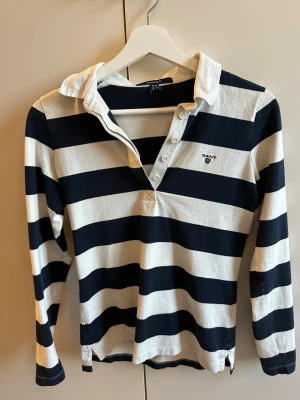 Randig långärmad tröja från Gant - Säljer en klassisk långärmad tröja pike från Gant med breda marinblå och vita ränder. 