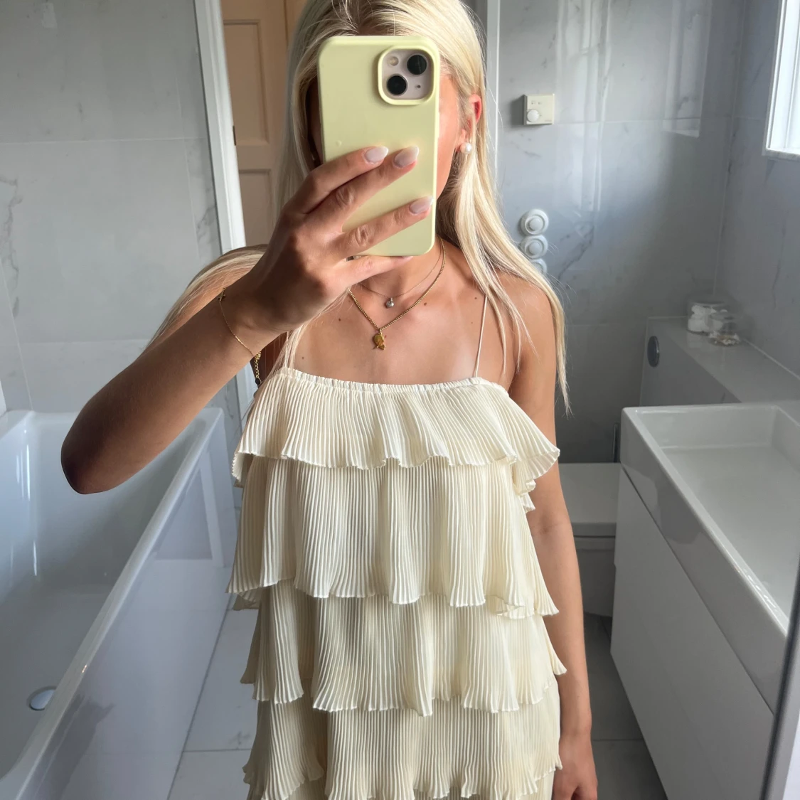 Plisserad volangklänning i ljusbeige - 1