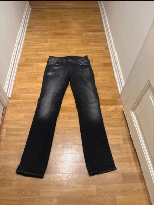 Nudie jeans svarta - Snygga svarta jeans från nudie med fade som är svåra att hitta. Storlek 30/32. Hör av dig vid frågor!