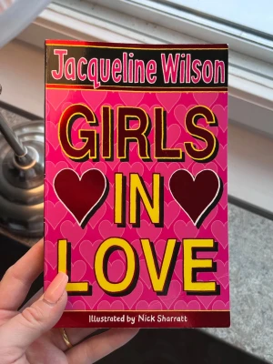Girls in Love bok - En färgstark och rolig bok om vänskap, pinsamheter och kärlek i tonåren! Följ Ellie och hennes bästa vänner Nadine och Magda när de navigerar genom skolan, hemligheter och första kärleken. Perfekt för dig som gillar humor, drama och att läsa om livet som tonåring.