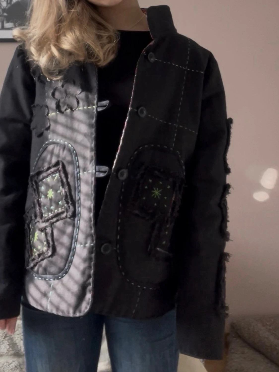 Svart jacka med blommor - 5