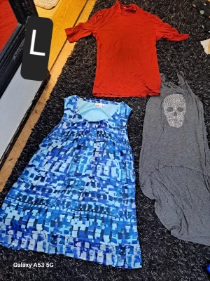 Blåmönstrad ärmlös blus - Säljer en ärmlös blus i storlek L med blått abstrakt mönster. Toppen har rund halsringning och är tillverkad i ett lätt, luftigt material som passar perfekt till varma dagar. Snygg att matcha med jeans eller shorts för en avslappnad look.