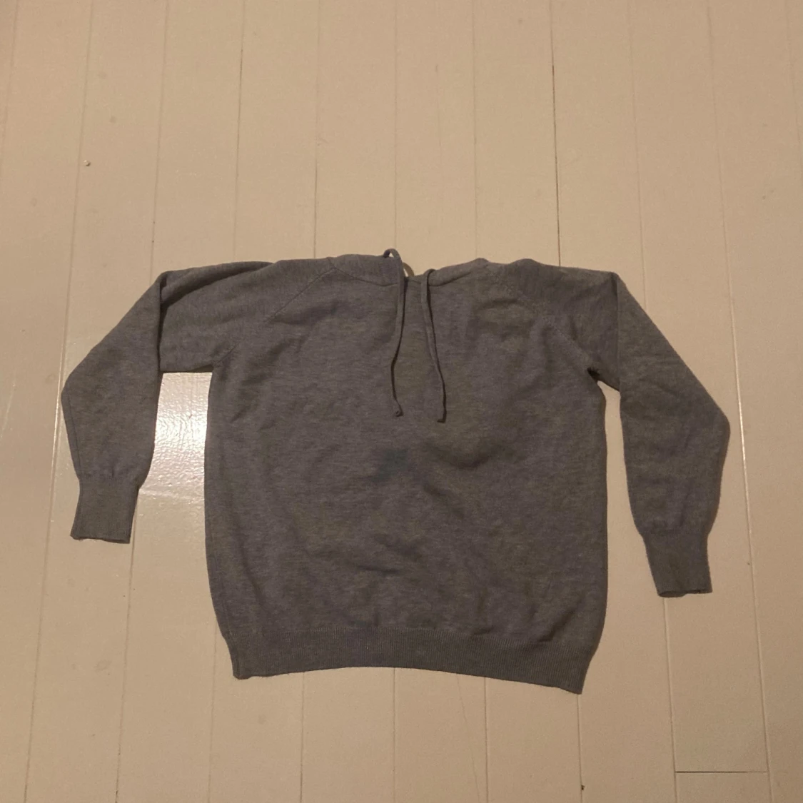 Grå hoodie med snörning - 3