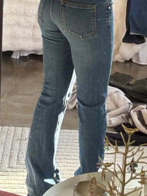 Blå bootcut jeans med hög midja - Snygga blå bootcut jeans 