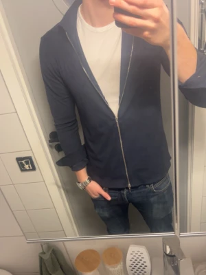 overshirt från ciszere i mocka - Säljer en skit fet marin blå overshirt ifrån Ciszere i materialet mocka till ett riktigt bra pris, hör av dig vid frågor eller funderingar!