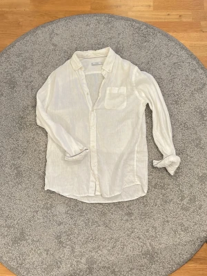 Vit linneskjorta från MNG - Säljer en stilren vit skjorta från MNG i svalt linne. Perfekt inför sommaren! 🙌🏼