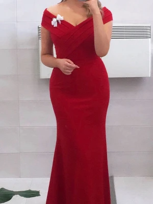 Röd långklänning offshoulder - Elegant röd långklänning med offshoulder-design och omlott-detaljer upptill. Klänningen har en figurnära passform. Perfekt för speciella tillfällen när du vill sticka ut. Använd 1 gång. Ps den vita rosetten medföljer ej! Guldigt rosett bälte medföljer. Köpt i Bosnien på Jelena Shop. 
