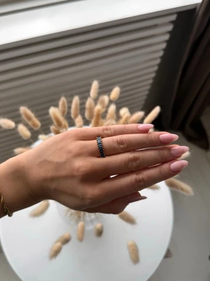 Ny ring - Helt ny ring med blå stenar. Ringen är i rostfritt stål och justerbar storlek💙