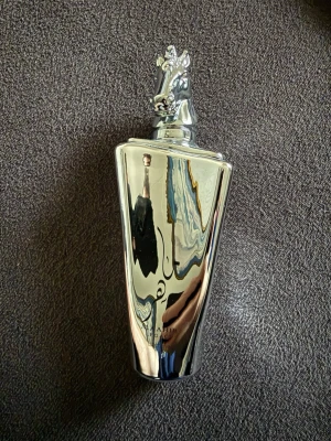 Parfymflaska i silver med hästhuvud - Unik parfymflaska från Parfums de Marly i spegelblankt silverfärgat material. Flaskan har en cool och detaljerad hästhuvud-formad kork som sticker ut och ger en lyxig känsla. Perfekt för dig som gillar exklusiva och snygga parfymer.