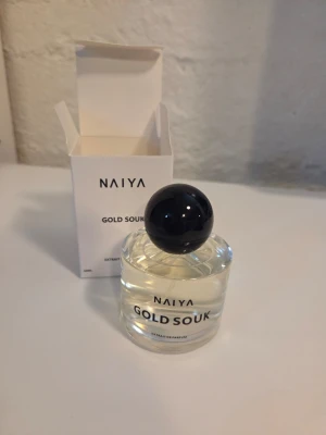NAIYA Gold Souk parfym 50ml - Endast testad. NAIYA Gold Souk är inspirerad av Tom Fords Soleil Blanc. Toppnoter: Kardemumma och bergamott  Hjärtnoter: Kokos Basnoter: Pistage, bärnsten och sandelträ