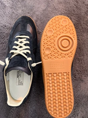 Maison margiela gats (Navy/42) - Maison margiela gats (Navy/42). Helt nya. Använda 1 gång. Box och dustbags tillkommer. Skickar samma dag. Allt og tillkommer. Storlek 42 men passar 43. Om man har några funderingar kan man bara fråga ;)