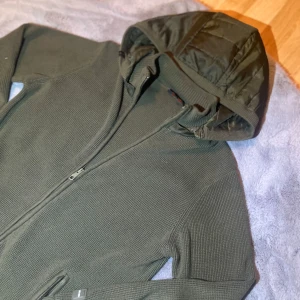 Indicode cardigan - | Säljer nu en sjukt fet cardigan från indicode | Märke: indicode | Storlek: M | Skick: 9/10, finns inga tecken på användning  | Den är väldigt sällsynt då den inte säljs längre och det finns inte många sålda | luvan är avtagbar | 