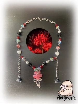 Tokyo ghoul necklace - 100% handgjord av mig! Snälla kontakta innan du trycker på köp nu, ifall den redan har blivit såld på en annan app🫶🏼 #trinket #y2k #alt #emo #goth #anime #kpop #scene #whimsical #fairy #fairycore #fairygrunge #kawaii #coquette #sanrio #juminocore #shoujo #swag #mlp #mylittlepony #bluelock #saikik #demonslayer #naruto #jujutsukaisen #jjk #tokyghoul