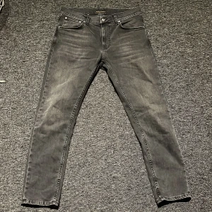 Svarta Nudie Jeans - Säljer ett par svarta Nudie Jeans i modellen Lean Dean! Jeansen är i väldigt bra skick och köpta runt jul. Köpta i butik för 1600kr! Priset är inte hugget i sten och går att diskutera!