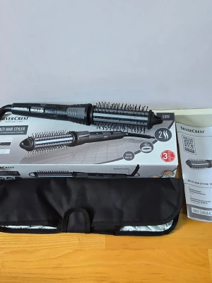 SilverCrest Multi Hair Styler 50W - SilverCrest Multi Hair Styler med 50W effekt. Rund borste i svart och grå plast, två värmelägen och säkerhetsavstängning. Lång sladd på 180 cm. Levereras med svart förvaringsväska och manual. Perfekt för enkel hårstyling hemma.