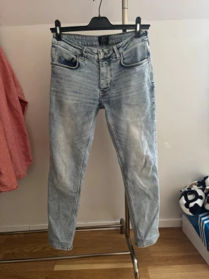Neuw jeans slimfit - Jeansen har klassisk femficksdesign och är tillverkade i ett mjukt denimtyg. Snygg tvättad look med slitningar på låren och bakfickor. Perfekta till en avslappnad stil. Knappast använda