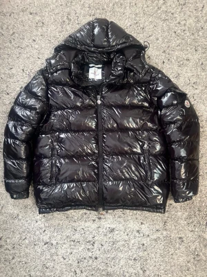 Svart Moncler  pufferjacka  - Säljer ett par svart pufferjacka från Moncler det är LLX men det kan passa nån som har L oxå 