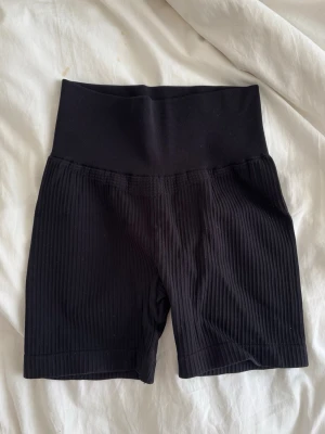Svarta ribbade träningsshorts  - Superstretchiga och sköna shorts, oklart vart de är ifrån men finns en logga på baksidan! storlek XS-S 💕