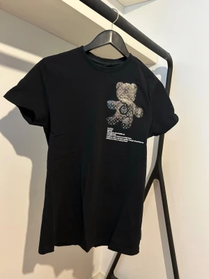  Philipp Plein T-shirt  - Selling a Philippe Plein T-shirt in very good condition. The T-shirt has barely been worn. Please note: the tag and brand label in the neck have been removed.  High-quality and stylish piece, perfect for everyday wear. Condition: Very good Usage: Barely worn Authentic