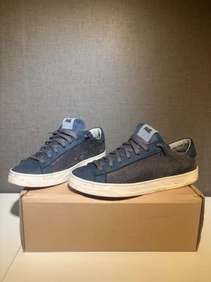 P448 mocka skor - P448 skor i färgen navy-jeans, storlek 41. Bra skick. Lite slitna sulor undertill, annars inga defekter.  Nypris: 2800kr Skriv vid funderingar👍🏼