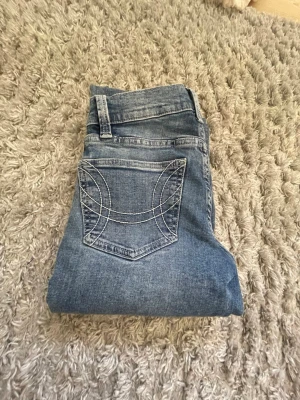 Low waist jeans från Gina🤍 - Säljer ett par ljusblå jeans från Gina tricot i storlek 32, använda ca 4 gånger men passar inte mig så bra 😊 De är i modellen ultra low waist flare.
