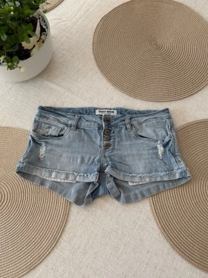 Tally weijl lågmidjade jeansshorts  - Storlek 34 (XS). Rakt över midjemått: 36cm. Skickas inom 24h. Se liknande plagg i min profil! 