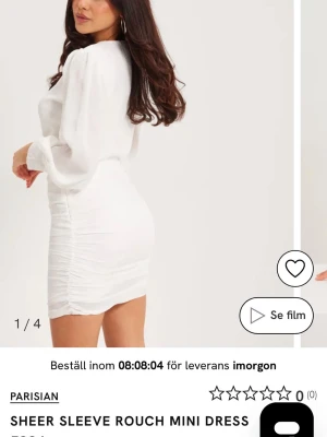 Studentklänning från Nelly - Säljer en vit kort omlottklänning från Parisian med långärmad design och v-ringad urringning. Klänningen har snygga rynkade detaljer längs sidorna. Aldrig använd, men perfekt för studentmottagning eller utspring! Storlek 38 men är lite liten k storleken